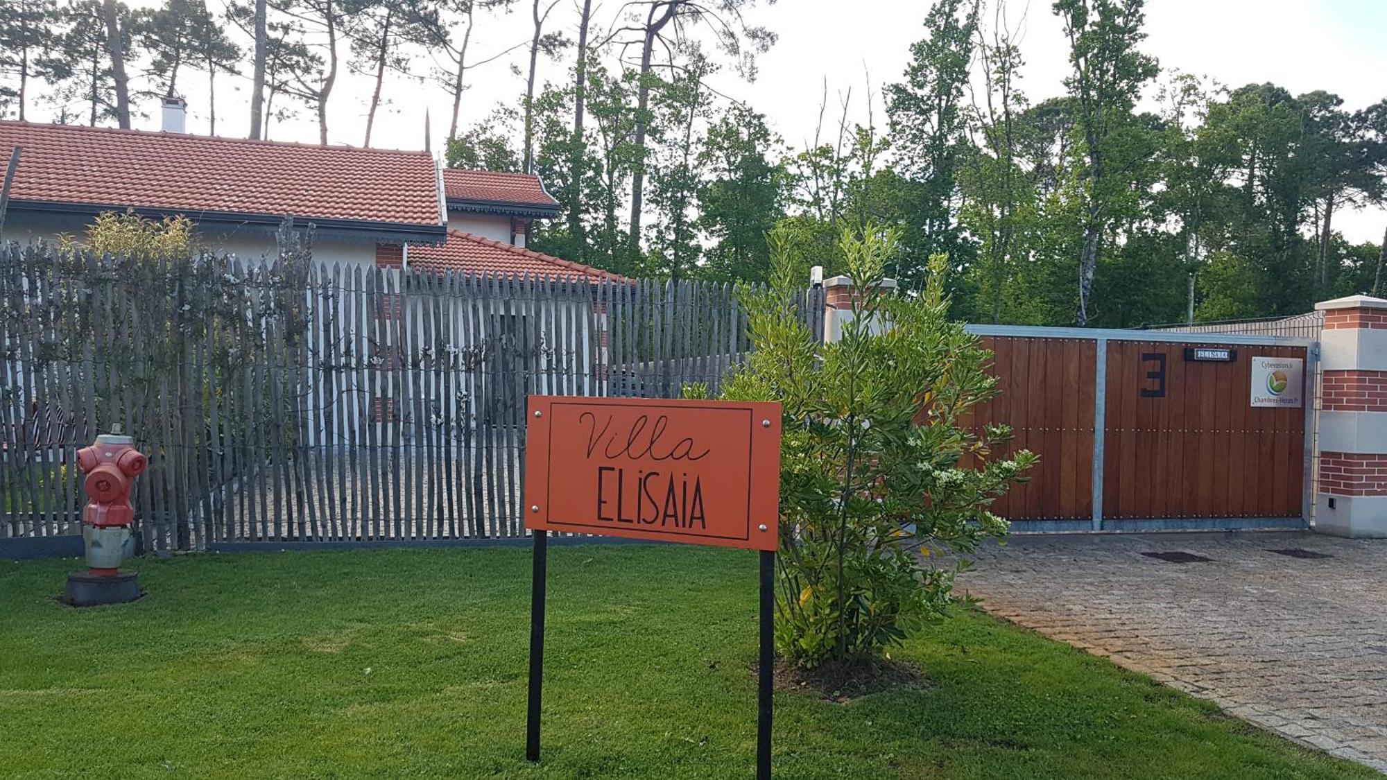 Apartment Elisaia Location De Meubles De Tourisme *